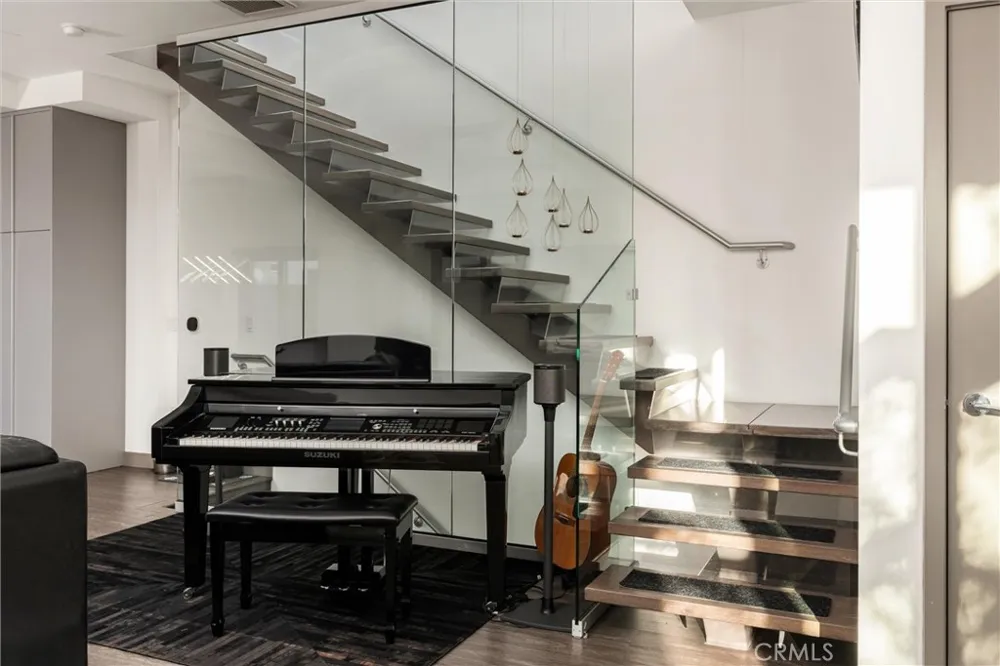 18717 Redwing Tarzana, CA 91356
