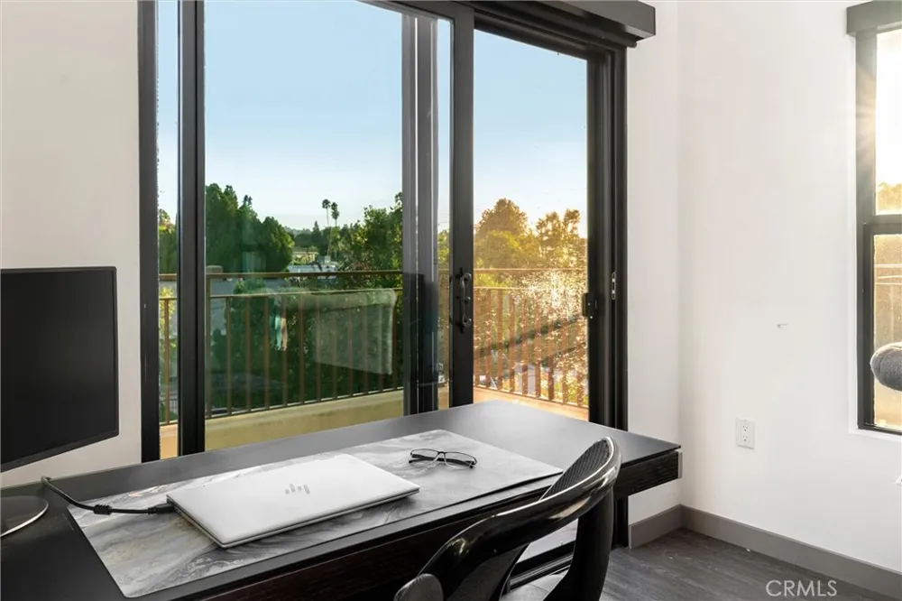18717 Redwing Tarzana, CA 91356
