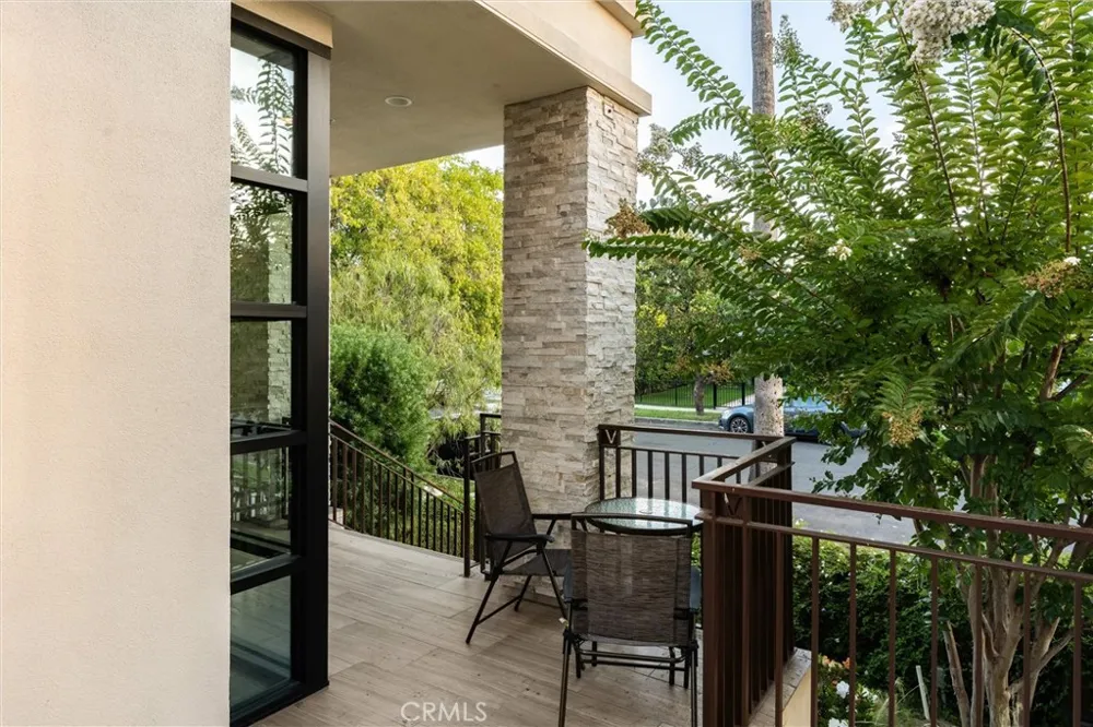18717 Redwing Tarzana, CA 91356
