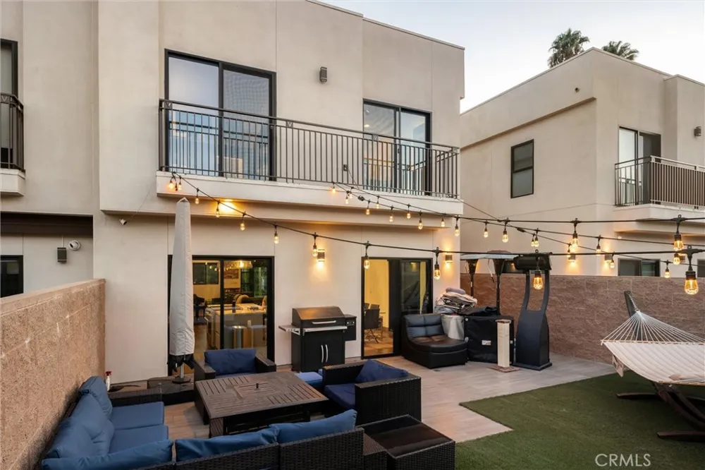 18717 Redwing Tarzana, CA 91356