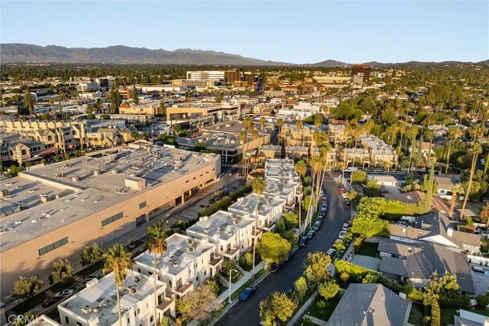 18717 Redwing Tarzana, CA 91356