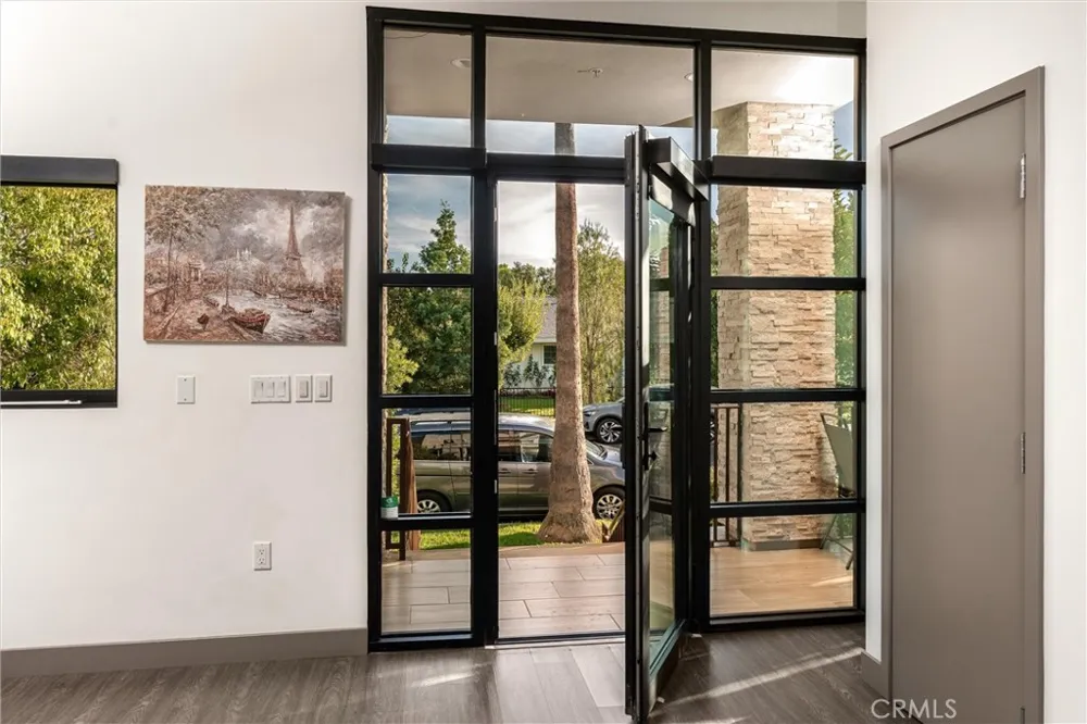 18717 Redwing Tarzana, CA 91356