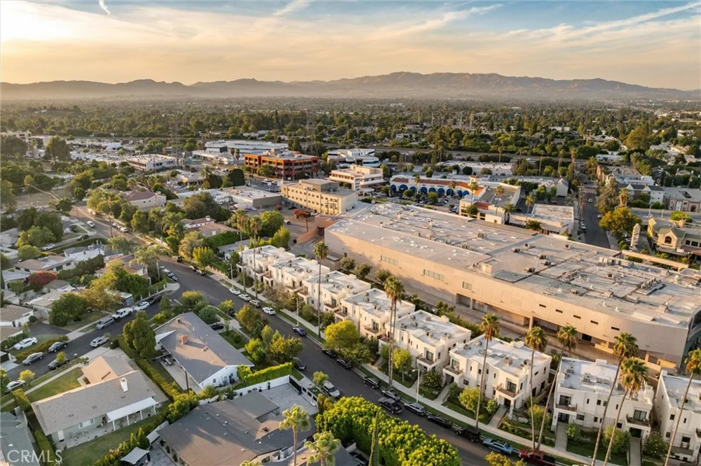 18717 Redwing Tarzana, CA 91356