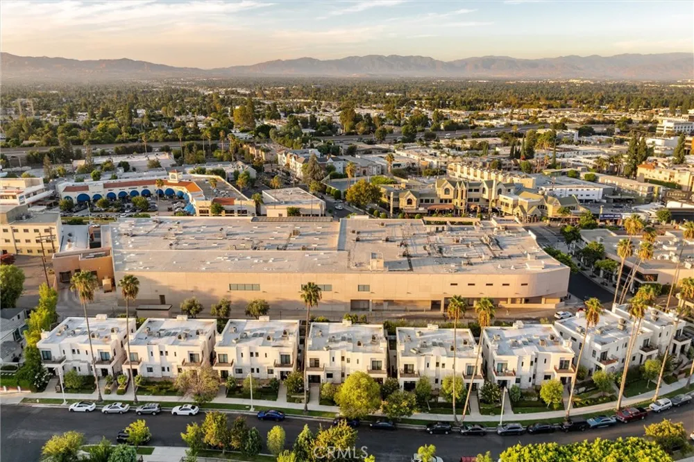 18717 Redwing Tarzana, CA 91356