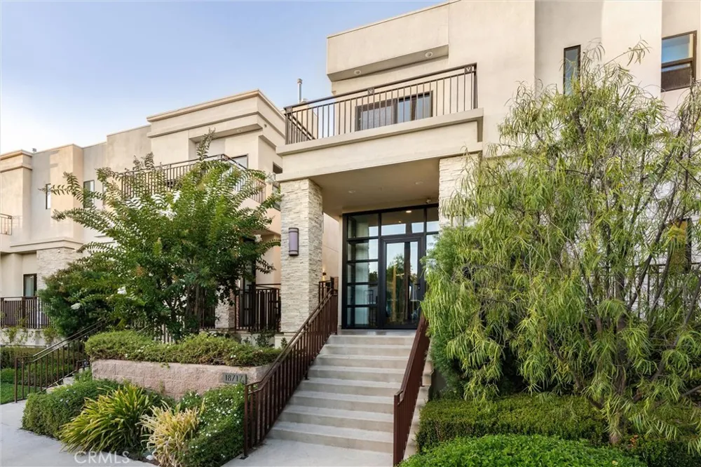 18717 Redwing Tarzana, CA 91356