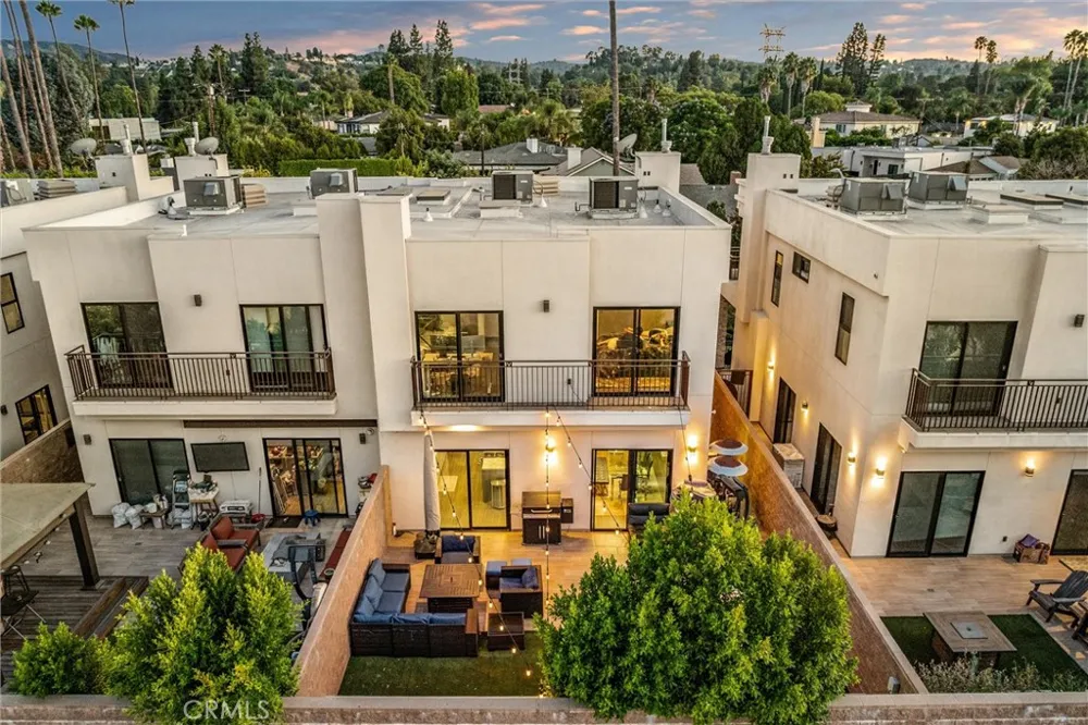 18717 Redwing Tarzana, CA 91356