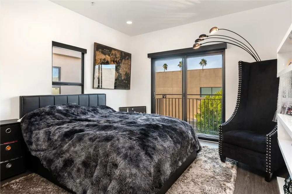18717 Redwing Tarzana, CA 91356