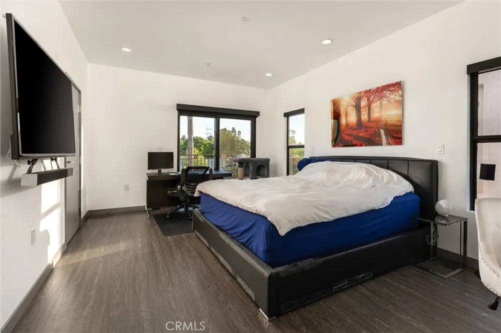 18717 Redwing Tarzana, CA 91356