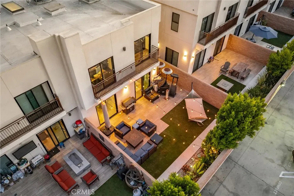 18717 Redwing Tarzana, CA 91356