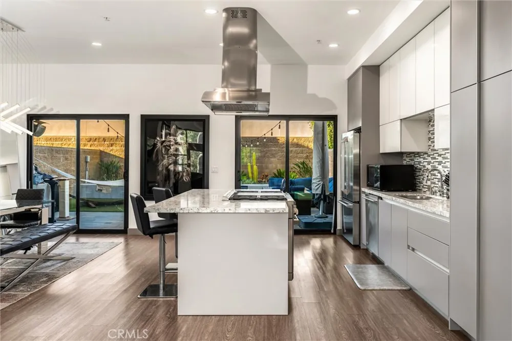 18717 Redwing Tarzana, CA 91356