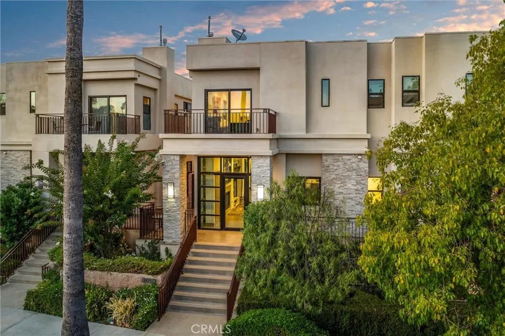 18717 Redwing Tarzana, CA 91356
