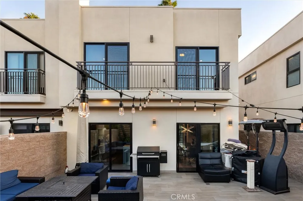 18717 Redwing Tarzana, CA 91356