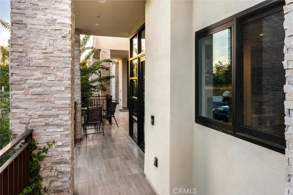 18717 Redwing Tarzana, CA 91356