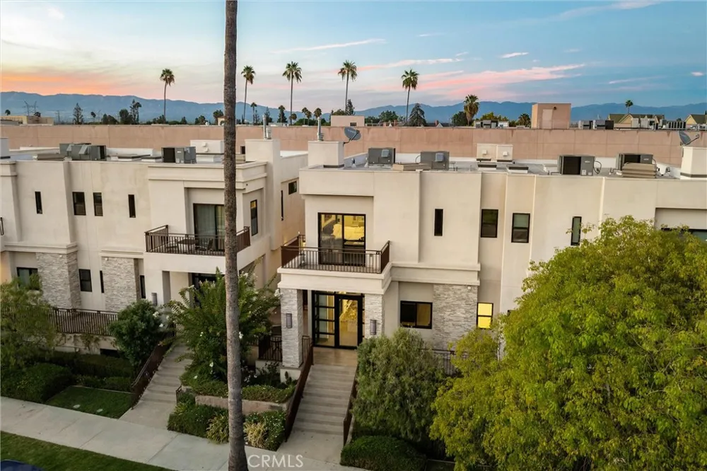 18717 Redwing Tarzana, CA 91356