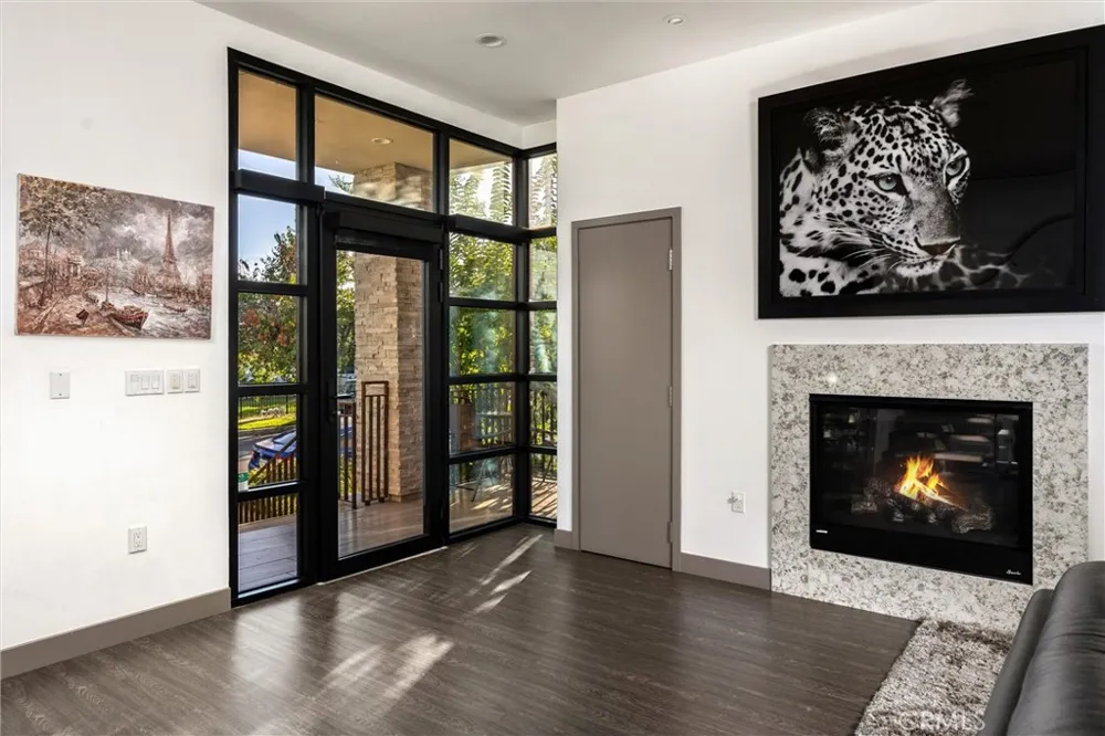 18717 Redwing Tarzana, CA 91356