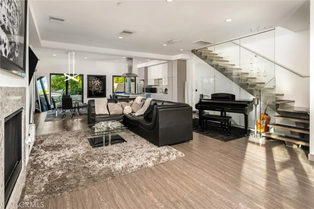 18717 Redwing Tarzana, CA 91356