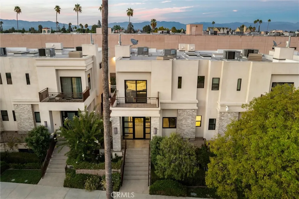 18717 Redwing Tarzana, CA 91356