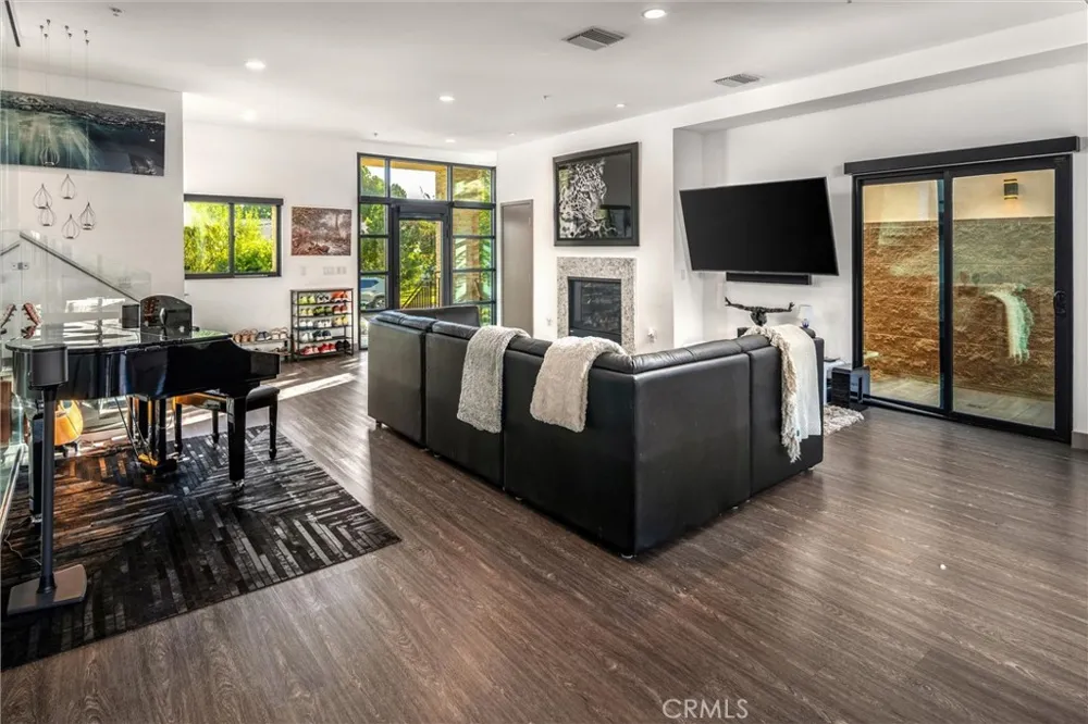 18717 Redwing Tarzana, CA 91356