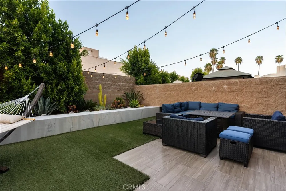 18717 Redwing Tarzana, CA 91356