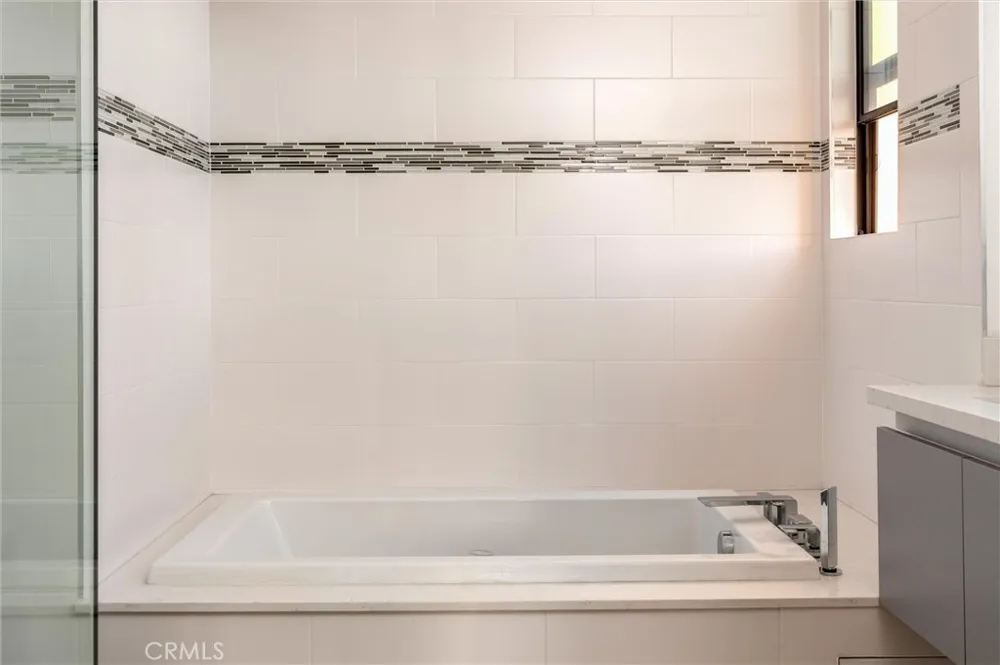 18717 Redwing Tarzana, CA 91356