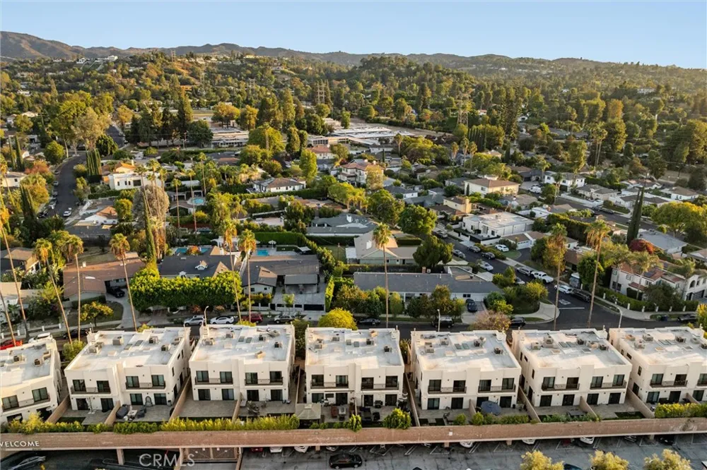 18717 Redwing Tarzana, CA 91356