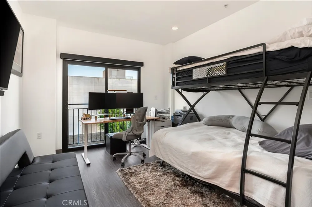 18717 Redwing Tarzana, CA 91356