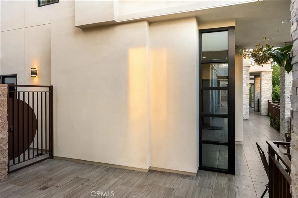 18717 Redwing Tarzana, CA 91356