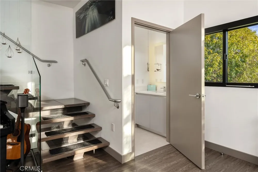 18717 Redwing Tarzana, CA 91356