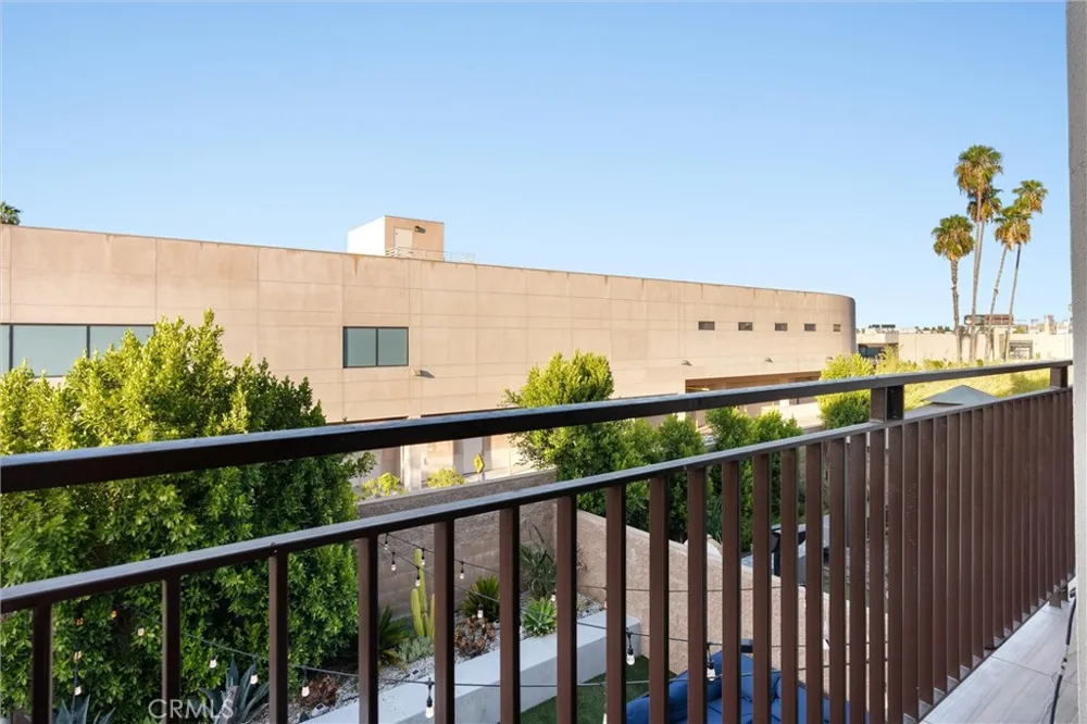 18717 Redwing Tarzana, CA 91356