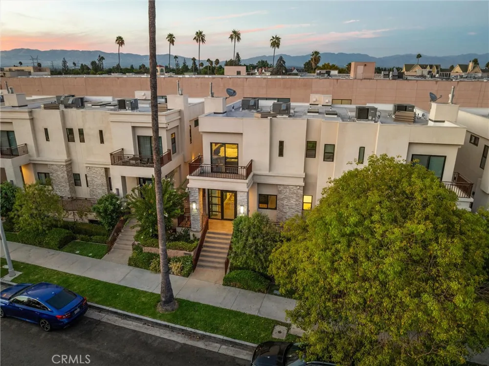 18717 Redwing Tarzana, CA 91356