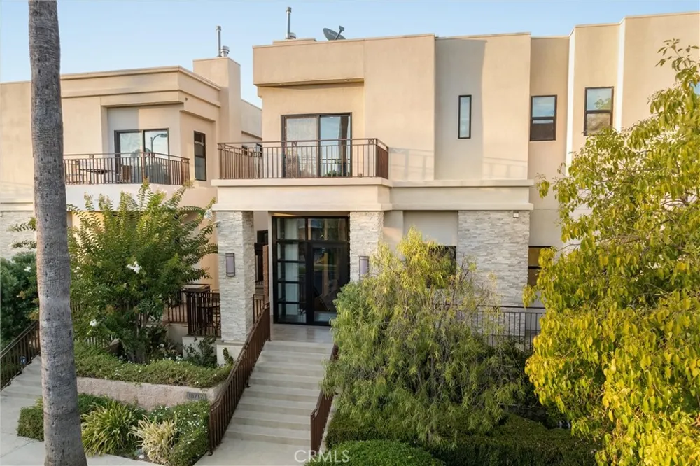 18717 Redwing Tarzana, CA 91356