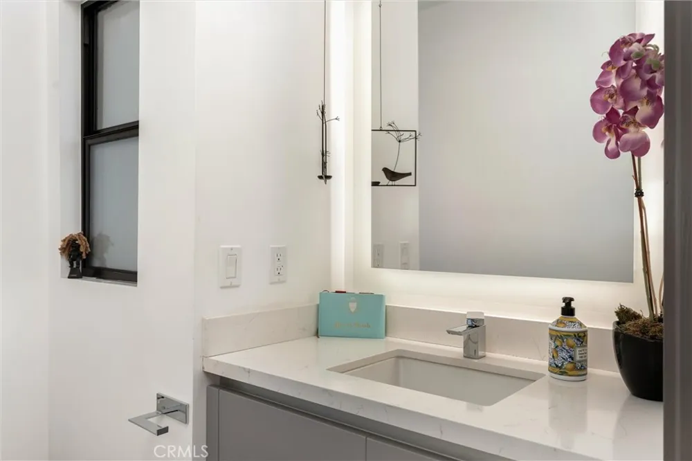 18717 Redwing Tarzana, CA 91356
