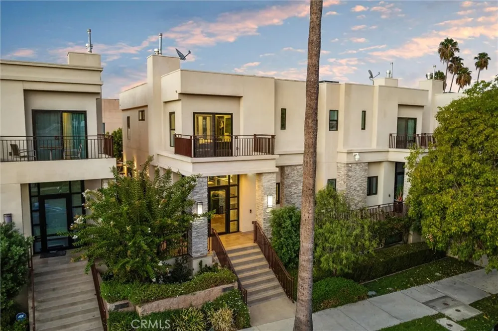18717 Redwing Tarzana, CA 91356
