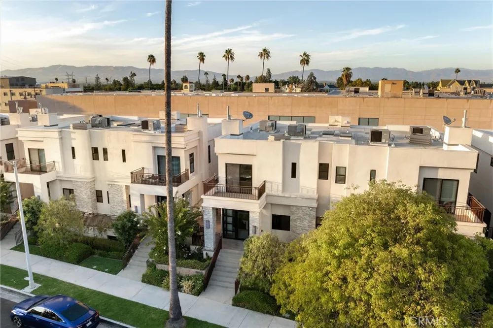 18717 Redwing Tarzana, CA 91356