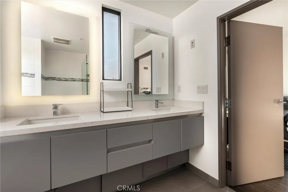 18717 Redwing Tarzana, CA 91356