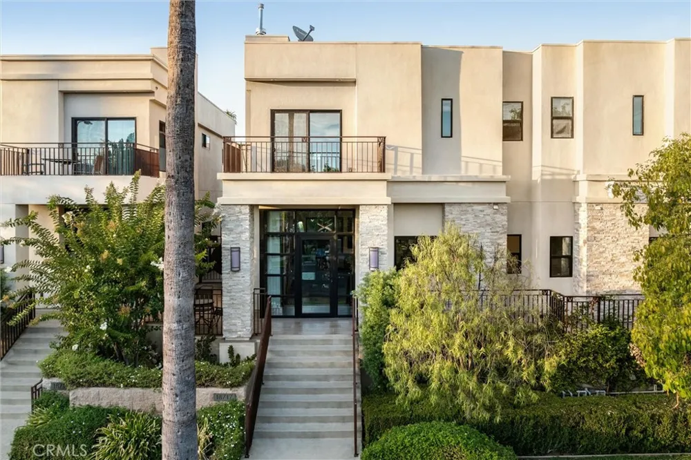 18717 Redwing Tarzana, CA 91356