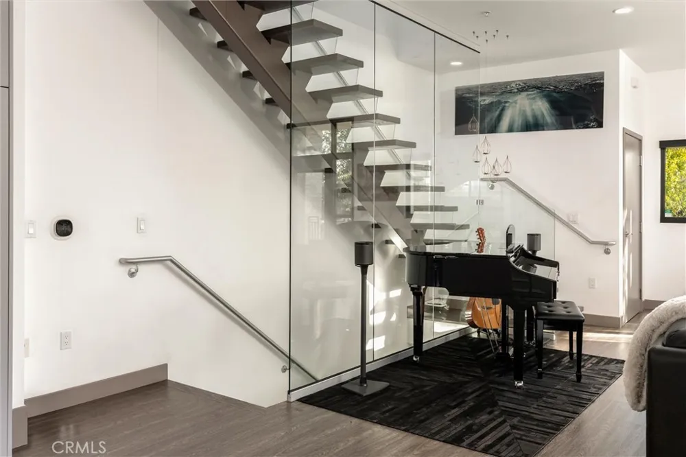 18717 Redwing Tarzana, CA 91356