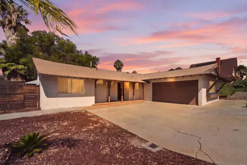 206 Los Reyes Dr
