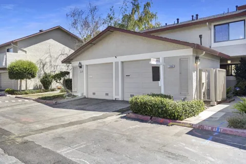 1396 Pinehurst Square