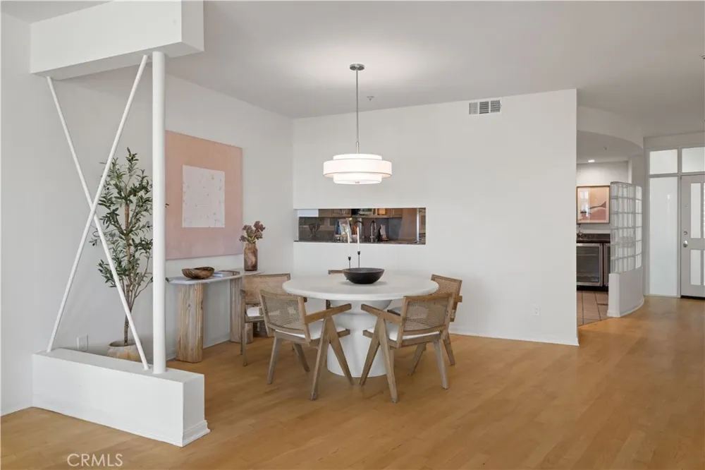 3019 3rd Street #202 Santa Monica, CA 90405