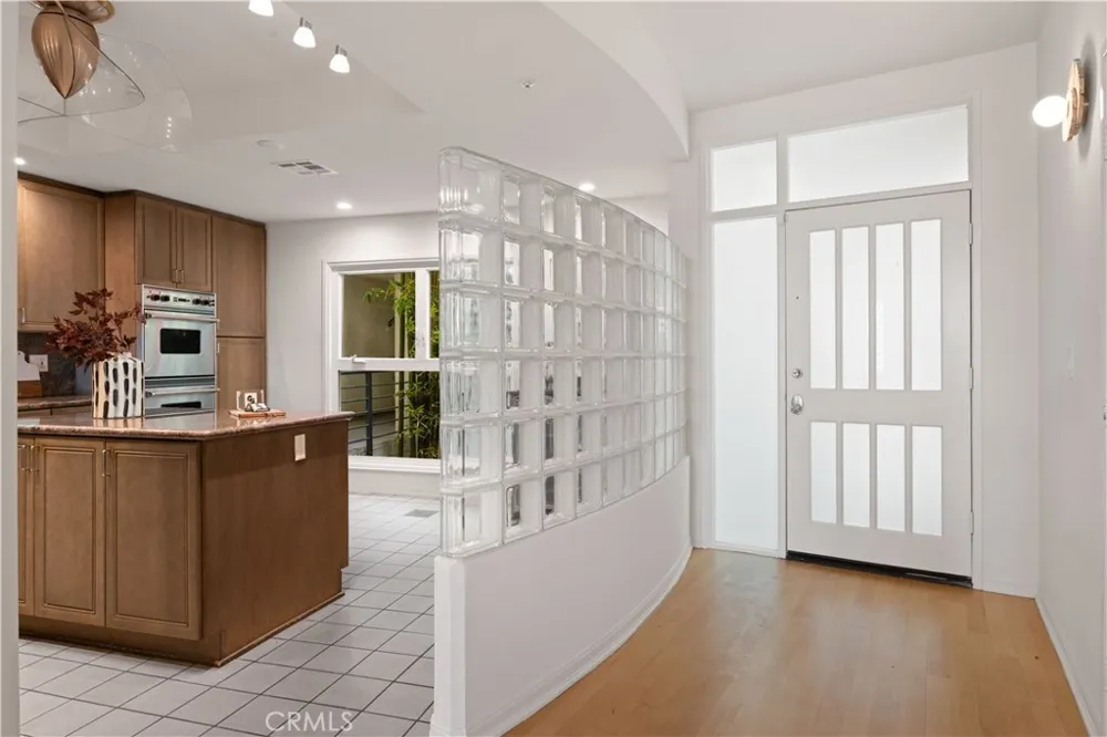 3019 3rd Street #202 Santa Monica, CA 90405