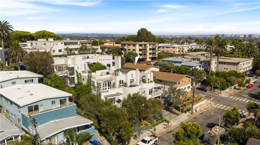 3019 3rd Street #202 Santa Monica, CA 90405