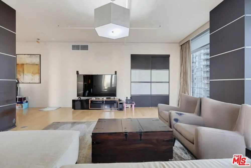 1100 S Hope Street #1302 Los Angeles, CA 90015