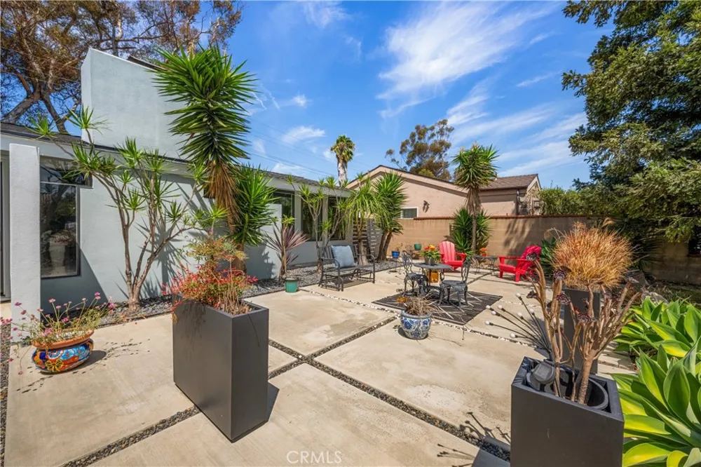 12391 Martha Ann Los Alamitos, CA 90720
