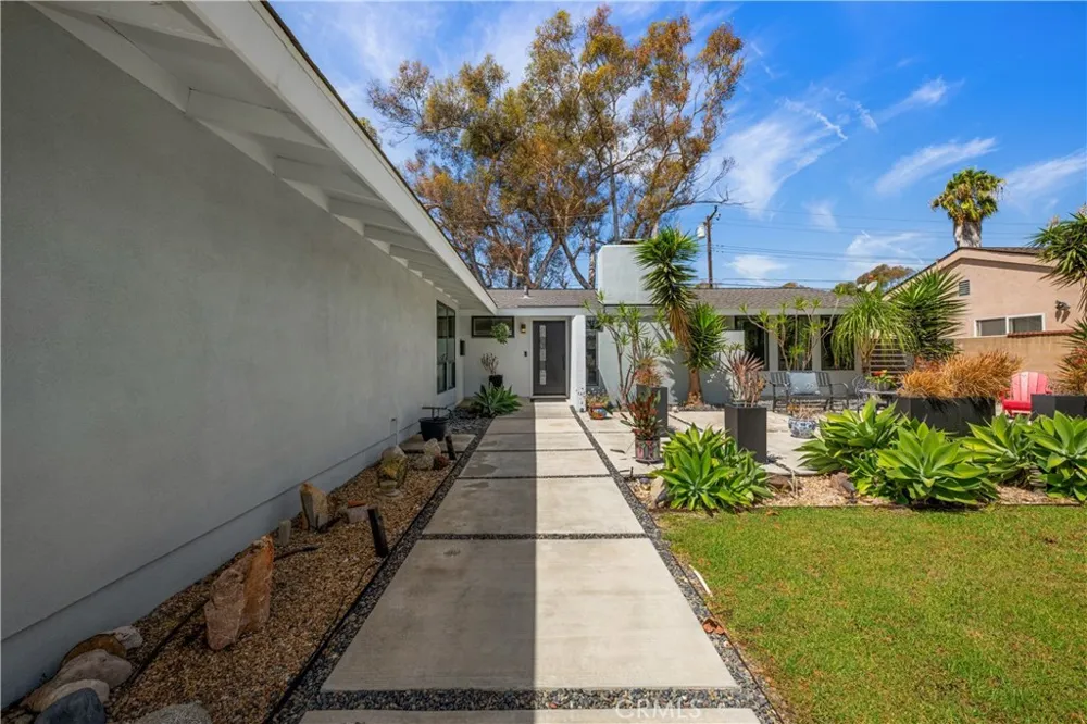 12391 Martha Ann Los Alamitos, CA 90720