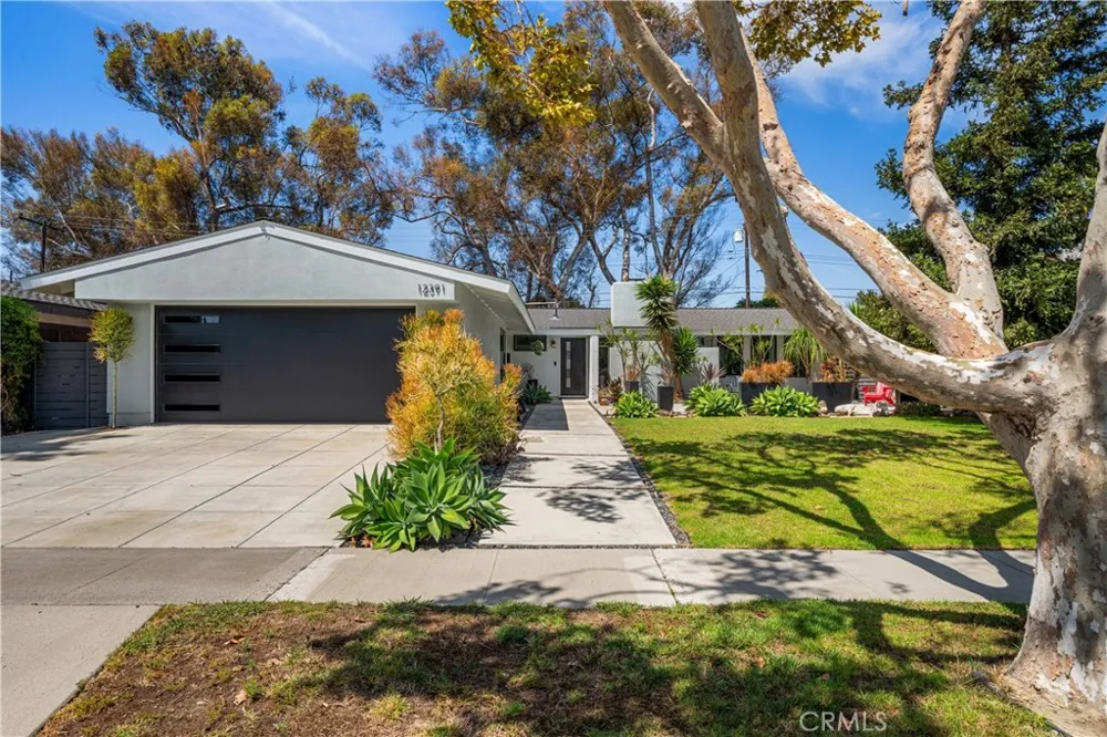12391 Martha Ann Los Alamitos, CA 90720