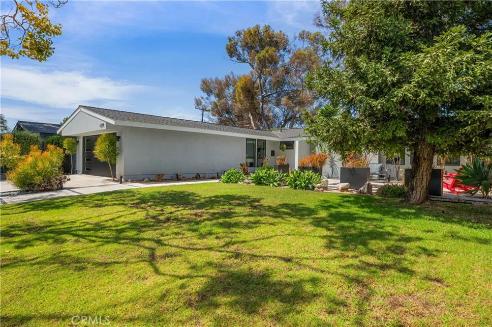 12391 Martha Ann Los Alamitos, CA 90720