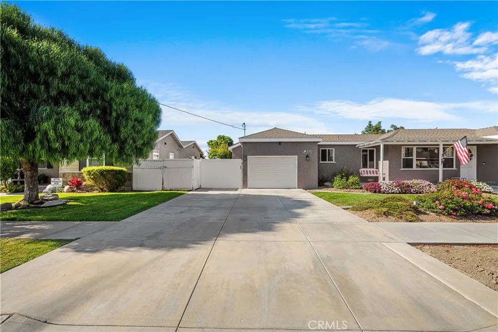 4582 Howard Avenue Los Alamitos, CA 90720