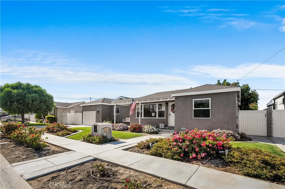 4582 Howard Avenue Los Alamitos, CA 90720