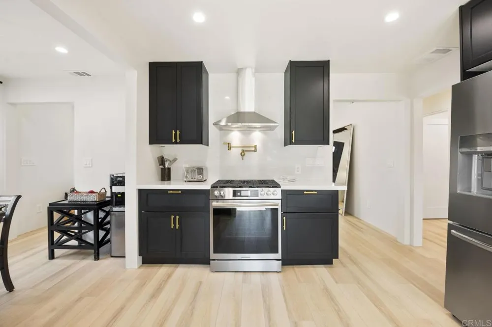 1319 Knowles Avenue Carlsbad, CA 92008